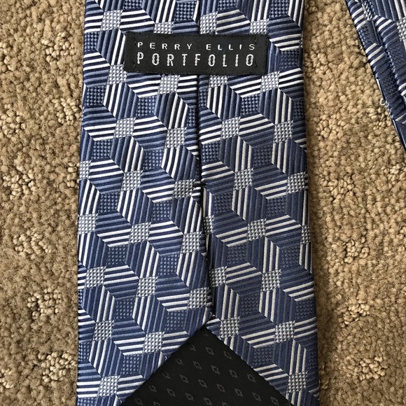 Perry Ellis Portfolio 100% silk tie, blue design - Picture 4 of 4